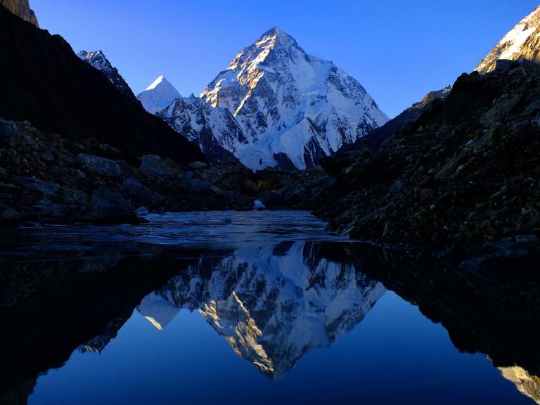 K2 je o 237 metrů nižší než Mount Everest, ale její relativní převýšení od úpatí až k vrcholu, je větší?