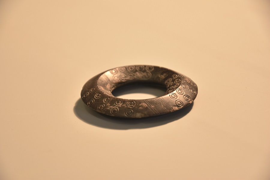 Bronzový zdobený kruh, snad součást koňského postroje.