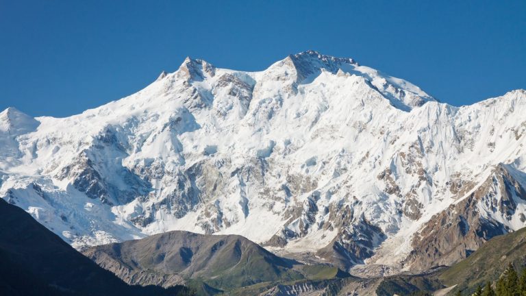 Když v roce 1970 společně vystoupili na vrchol Nanga Parbat bratři Reinhold a Günther Messnerovi, netušili, že dolů se dostane jen jeden z nich. Na úpatí hory totiž Günthera zasypala lavina. Jeho bratr jej celý den marně hledal, teprve pak se vydal do údolí. Hora vydala Güntherovo tělo až o 35 let později.