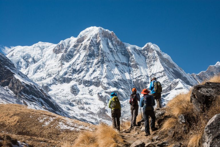 Masiv Annapurna je dlouhý 55 kilometrů a najdete na něm hned 6 vrcholů, které přesahují výšku 7200 metrů nad mořem. Zcela výjimečný je pak vrchol Mačapučare (6993 m. n. m.). Jedná se o posvátnou horu, na niž je zakázáno vystupovat.