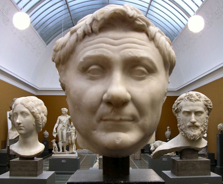 Caesar z počátku spolupracoval s Pompeiem a Marcem Liciniem Crassem.