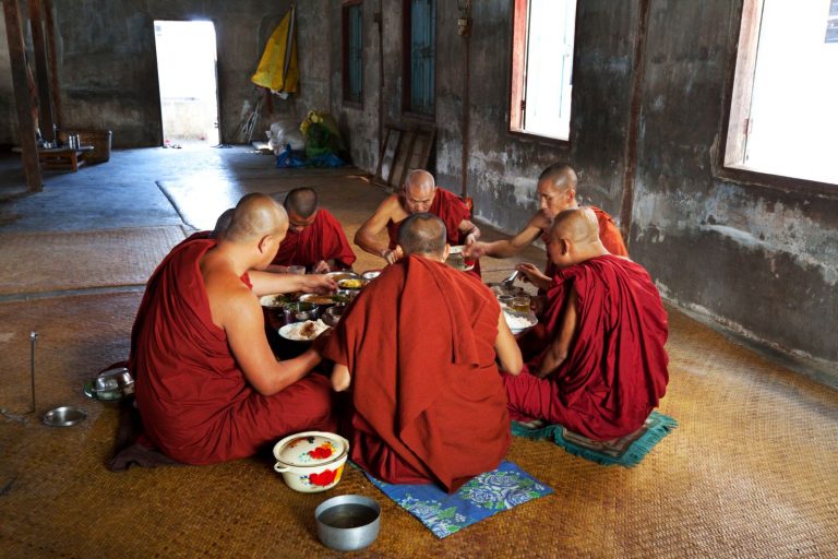 Buddhističtí mniši se živí tím, co jim lidé dají.