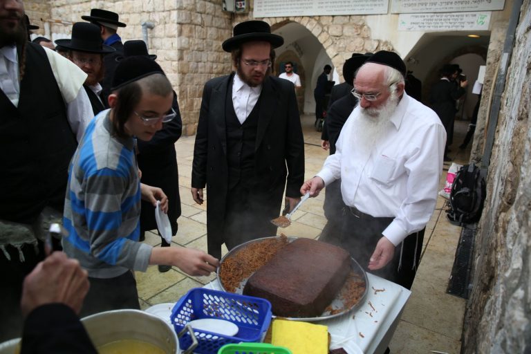 Židé mají spoustu rituálů spojených s jídlem.