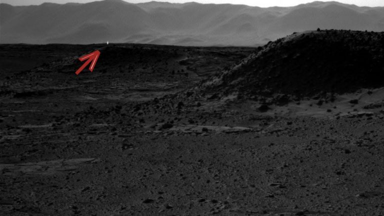 Co způsobuje tajemná světla na povrchu Marsu?