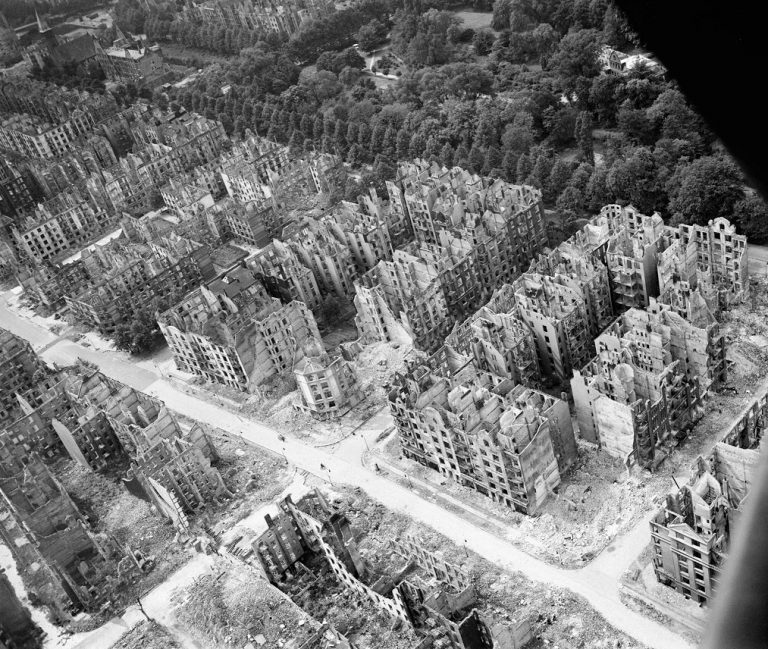 Polovina města je během náletů kompletně zničena.