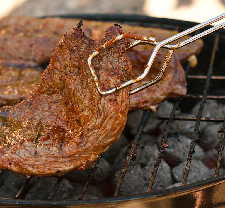 Obecně platí, že čím kratší doba opékání, tím šťavnatější steak.