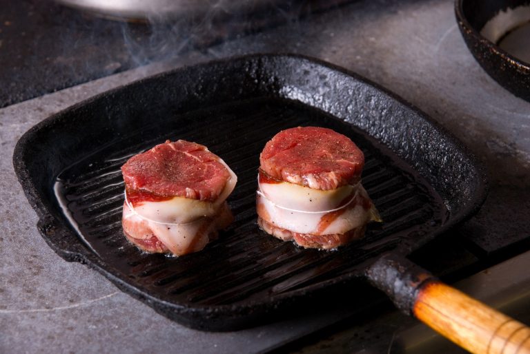 Vyberte si tlustostěnnou pánev s nepřilnavým povrchem, optimální je ta přímo na steaky.