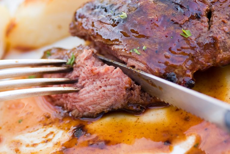 Aby se steak krájel jako dort, použijte speciální steakové nože.
