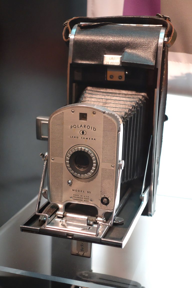 Jako první na trh vtrhne Polaroid 95. Fotí černobíle, ale to nadšencům nevadí.