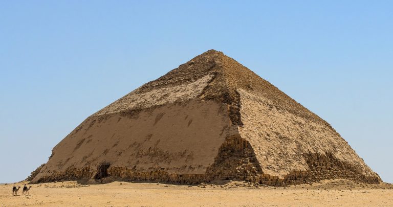 Odborníci se domnívají, že 101 metrů vysoká tavba je prvním pokusem o postavení pyramidy s hladkými stěnami.