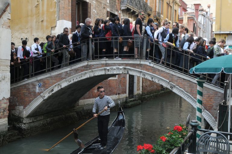 Loudání se po mostech v Benátkách vás může přijít hodně draho.