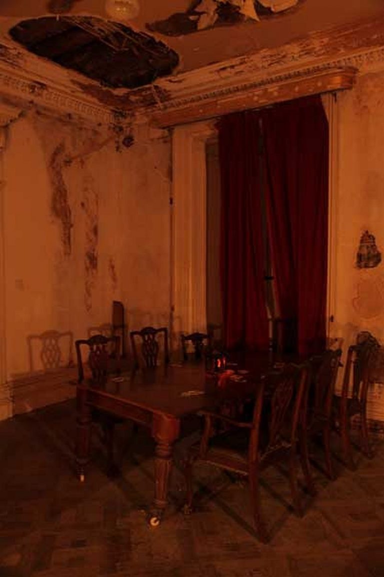 Ve 30. letech je v zámku nalezena tajná místnost s kostrou dítěte.