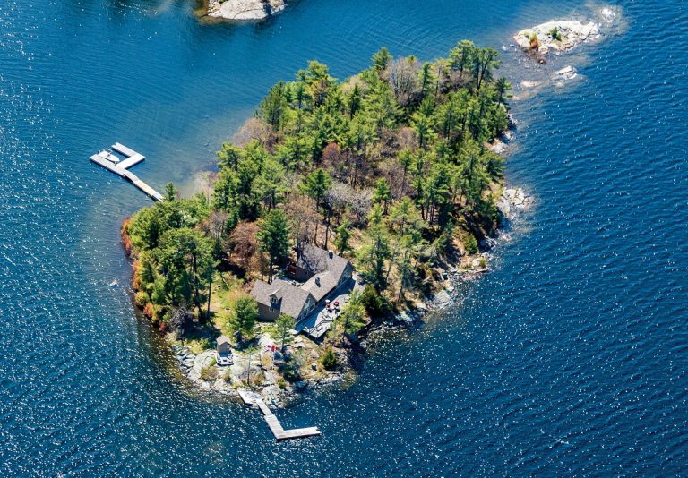 Ostrovy můžete zakoupit v oceánech nedaleko tropických rájů, ale i uprostřed jezera