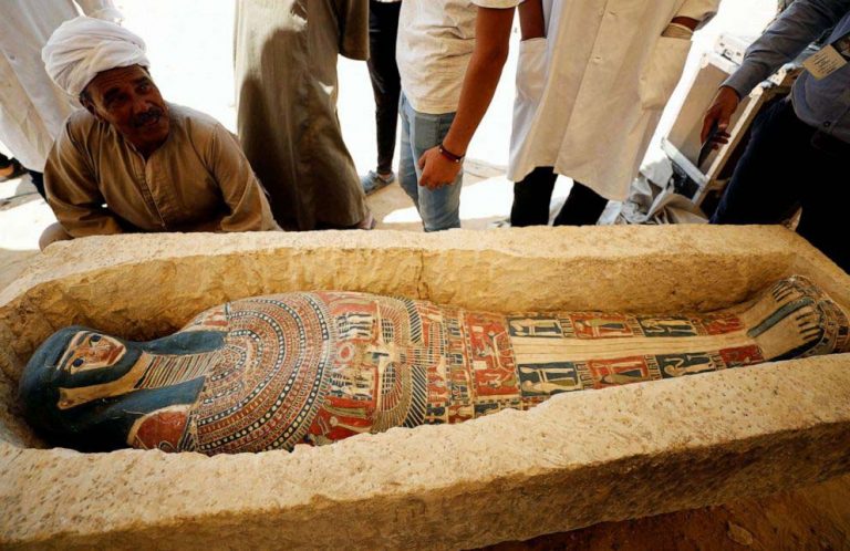 Průzkumy nedaleko pyramidy začaly před rokem a památkáři při nich objevili desítky artefaktů. Například hliněné rakve se zachovalými mumiemi a dřevěnými pohřebními maskami.