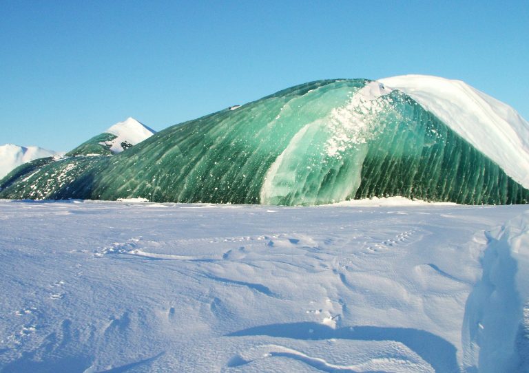 Za zelenou barvou ledovce stojí oxid železa, kterého je v této mase až 500x více.