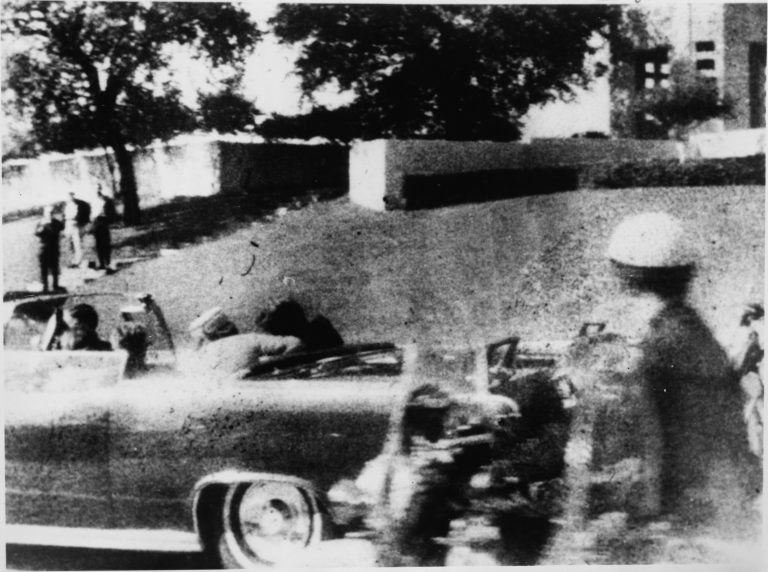 Fotka atentátu na JFK je hitem, prodá se za 175 000 dolarů.