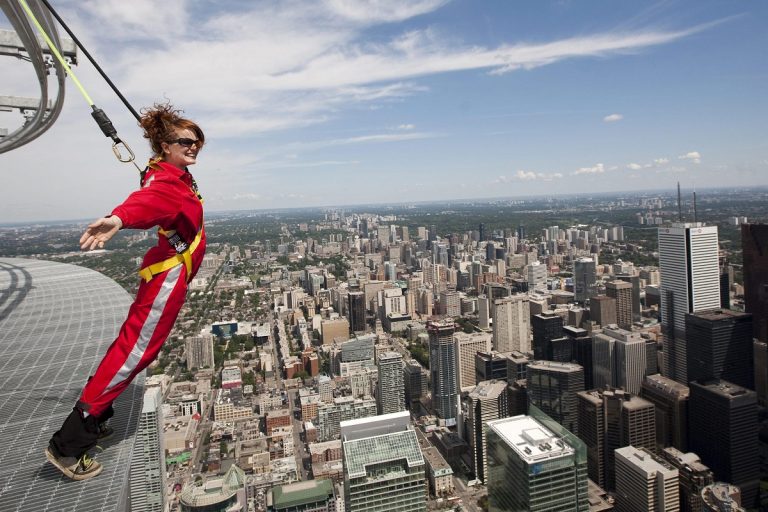Bez zábradlí na ochozu mrakodrapu v kanadském Torontu