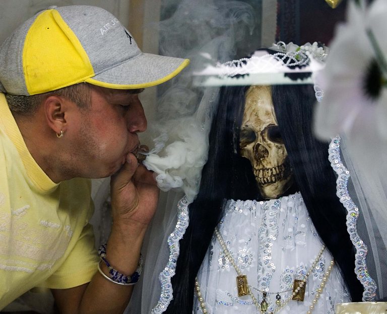 Mnozí lidé věří, že Svatou smrt si lze naklonit i kouřem z marihuany.