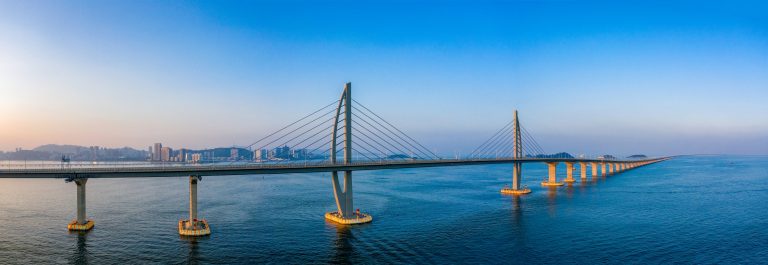 Most má zrkátit cestu z Kongkongu na piveninskou Čínu ze tří hodin na třicet minut.