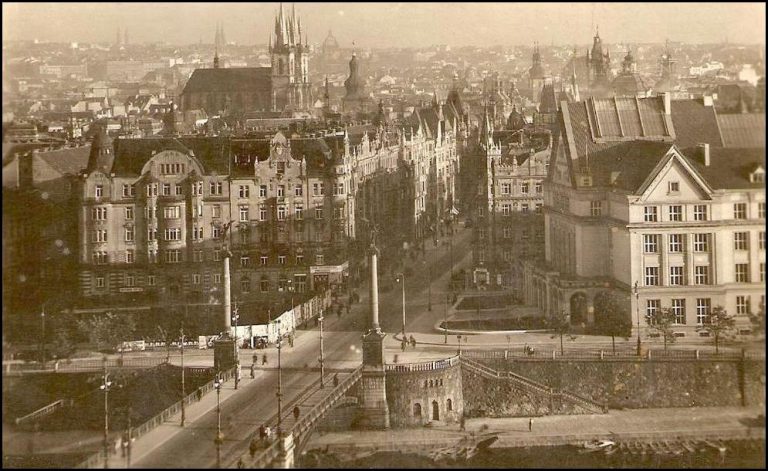 Historická fotka dnešní ulice Pařížská