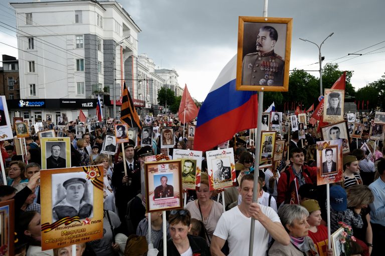 Ani na letošních oslavách konce 2. světové války nesmějí chybět Stalinovy portréty.