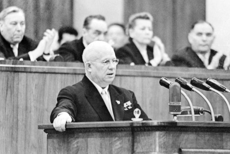Nikita Chruščov boří ve svém projevu v roce 1956 Stalinův kult osobnosti.