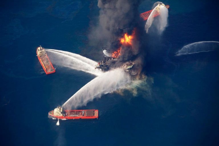 Výbuch Deepwater Horizon zabil i několik lidí.