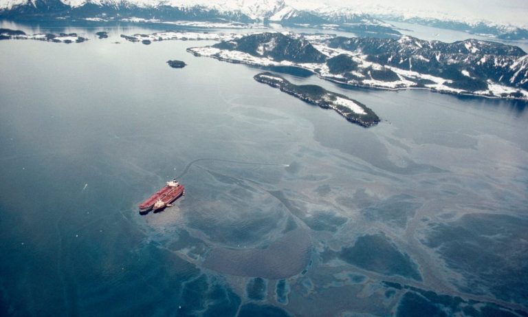 Havárie Exxon Valdez byla jednou z největších ekologických katastrof.
