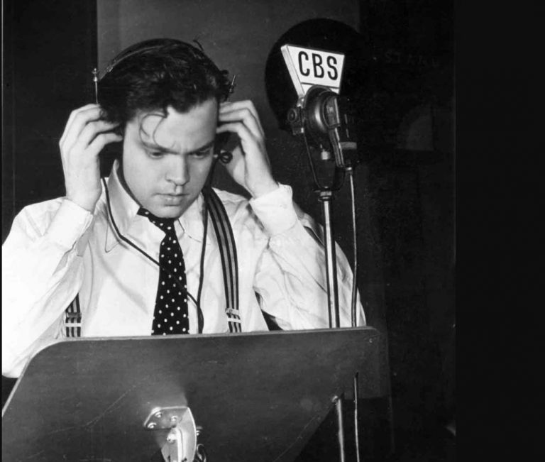 Orson Welles způsobil ve 30. letech v USA paniku svým realistickým zpracováním rozhlasové hry o invazi mimozemšťanů.