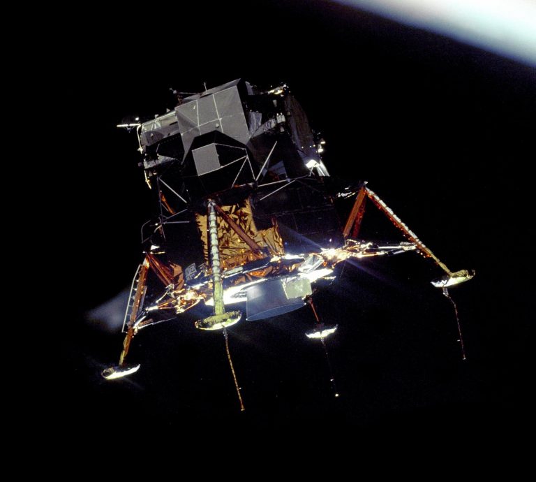 Lunární modul Eagle s Neilem Armstrongem a Buzzem Aldrinem míří k povrchu Měsíce