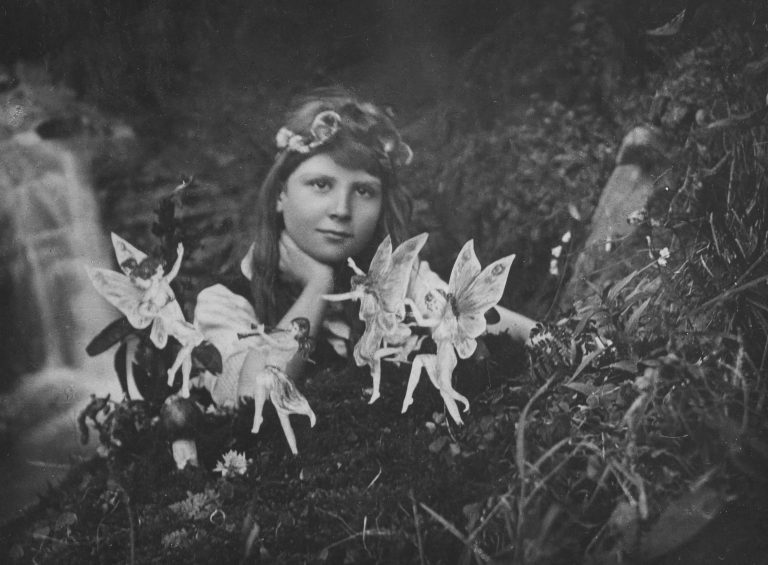 První ze série pěti fotografií, kterou pořídí Elsie Wrightová v roce 1917, zachytí její sestřenici Frances.