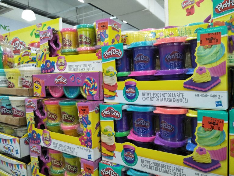 První modelína Play-Doh byla v plechovkách. Dnes jsou místo nich plastové kelímky.