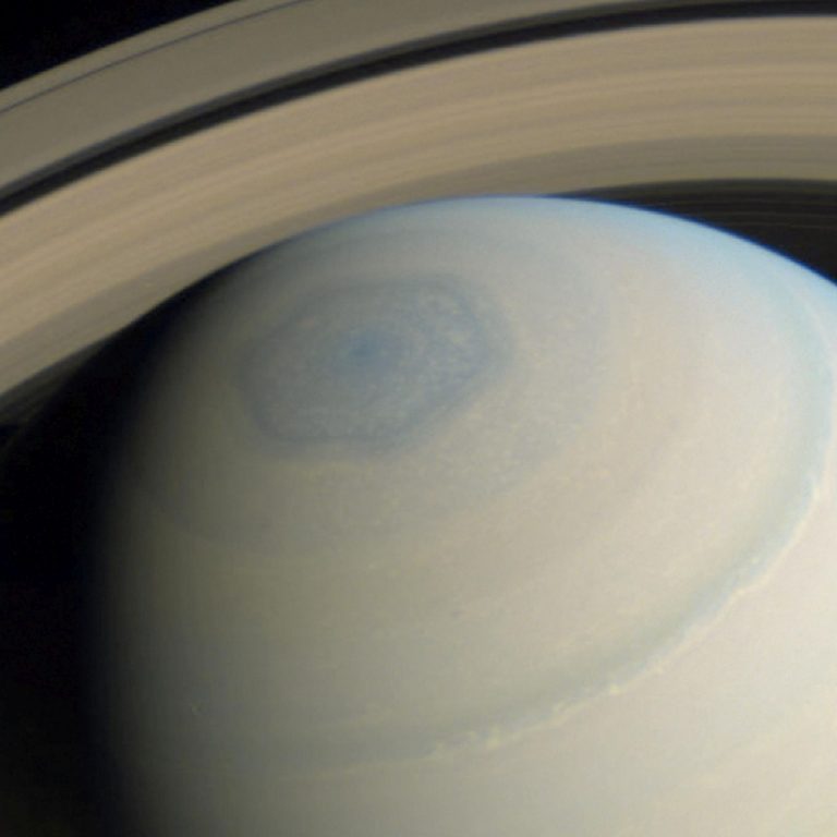 Na Saturnu se nachází záhadná struktura ve tvaru šestiúhelníku.