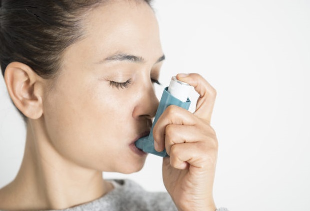 Astma je charakterizováno opakujícími se symptomy, dočasným omezením průtoku vzduchu průduškami apod.