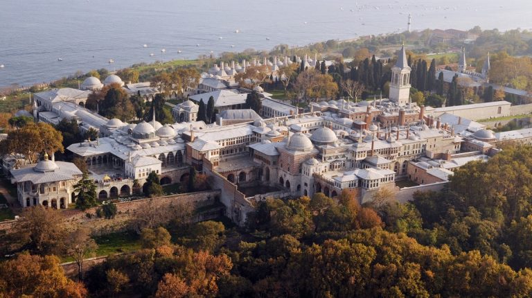 Z rozlehlého paláce vládnou sultáni dlouhých 400 let.