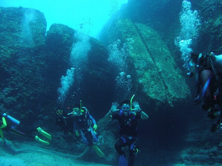 Kamenný monument je ukrytý u ostrova Jonaguni asi 12 metrů pod mořskou hladinou.