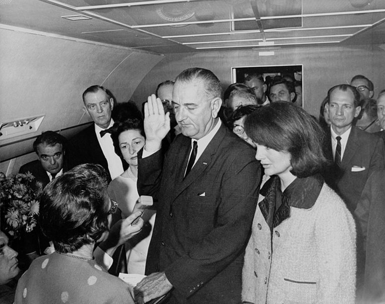 Prezident Johnson složil na Air force one jako jediný prezidentský slib.