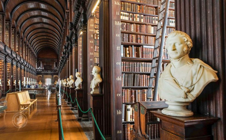 Nejzajímavější částí knihovny Trinity College Library je tzv. Dlouhá síň, postavená v 18. století, která se musela o celý kilometr rozšířit tak, aby se sem vešly další výtisky každé knihy, publikované v Irsku nebo Spojeném království.