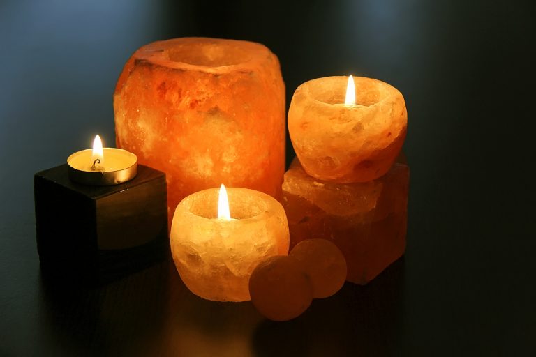Účinek ionizace solné lampy se zvyšuje zahříváním solného krystalu, a to nejen pomocí žárovky, ale i čajové svíčky.