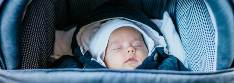 Novorozenci a kojenci nemají dostatečně vyvinutou termoregulaci. Proto je neotužujeme. Stačí, když miminko není příliš oblečené a jsme s ním co nejvíce na čerstvém vzduchu.