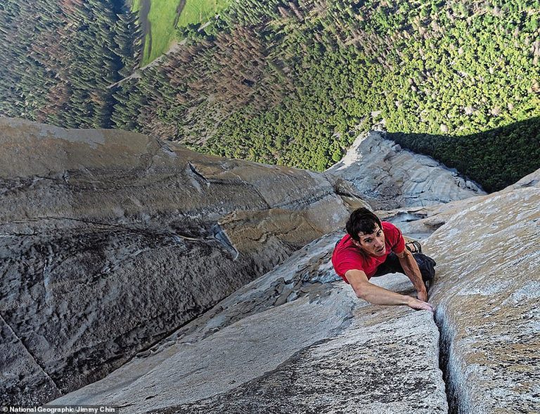 Alex stoupá k vrcholu El Capitan. Pokud jednou sáhne vedle, špatně našlápne, povolí jediný kousek skály, zemře.