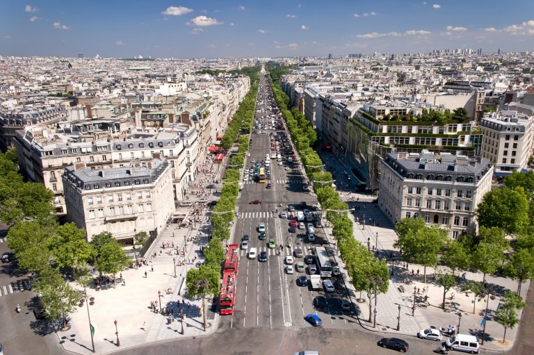 Pohled z Vítězného oblouku na Champs Elysées