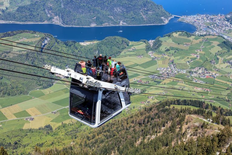 Na vrcholu se nachází panoramatická restaurace, která nabízí cestujícím tradiční švýcarské speciality.