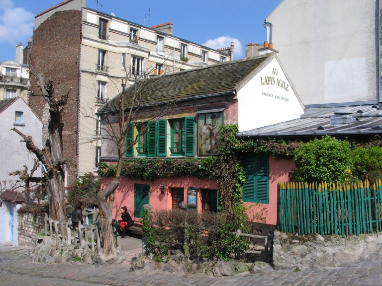 Jedním z nejstarších kabaretů na Montmartru je Lapin agile. Tady na vás dýchne kouzlo starých časů.