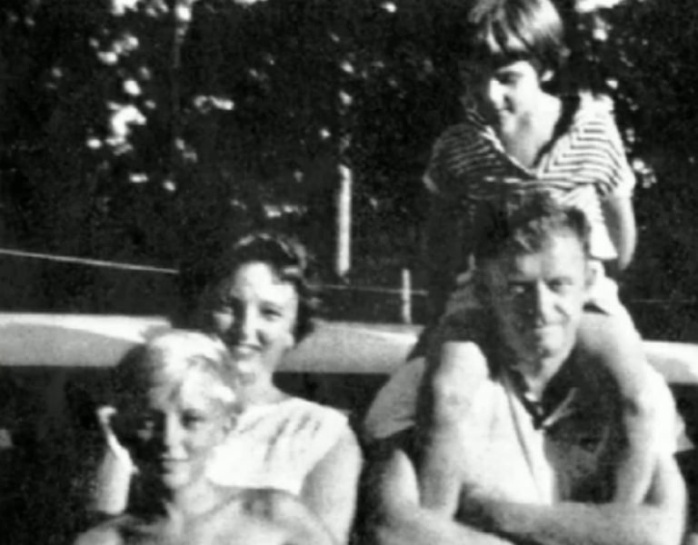 Brian, Jean, René a Arthur Duperraultovi na jedné z posledních fotografií před vyplutím.