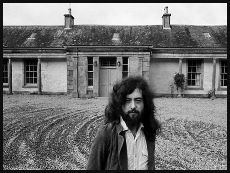 Pánem domu byl svého času i zakládající člen Led Zeppelin, kytarista Jimmy Page.