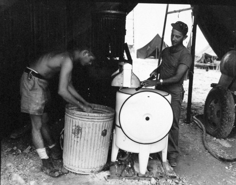 První pračka na ostrově Peleliu je na podzim 1944 hrdinkou bitvy mezi USA a Japonskem.