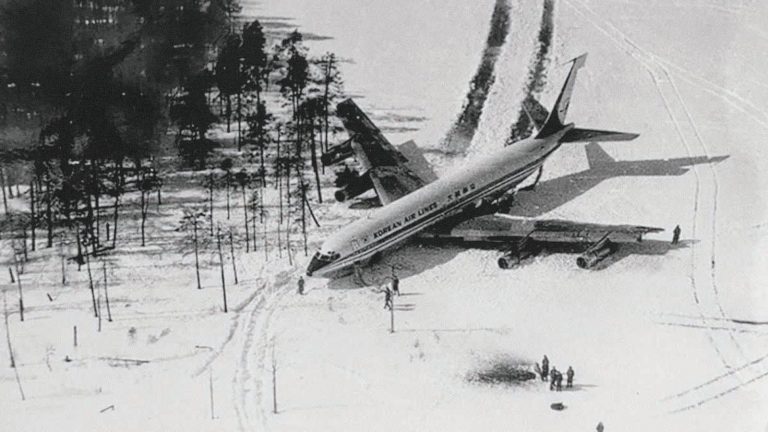 V roce 1983 bylo nad Sovětským svazem sestřeleno další korejské letadlo, let KAL 007. Při katastrofě zahynulo všech 269 osob na palubě.