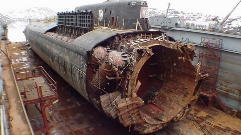 Čtrnáct měsíců po potopení, 24. října 2001,byl Kursk znovu vyzvednut na mořskou hladinu.