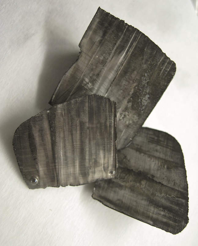 Rudy obsahující lithium, například spodumen, se nachází v pegmatitech, což jsou hrubozrnné magnetické horniny.